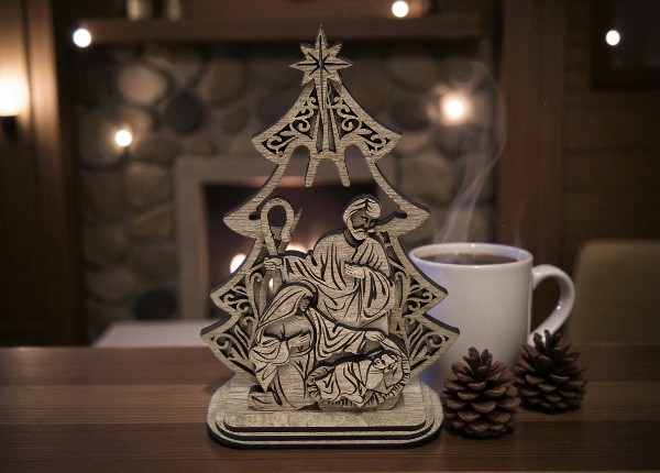 Drevený betlehem – Svätá rodina pod vianočným stromčekom