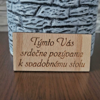 Drevená pozvánka k svadobnému stolu