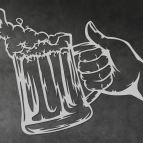 Pivný pohár v ruke – Drevený obraz na stenu