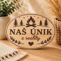 Drevená tabuľka na chatu - Náš únik z reality - oválna dekorácia