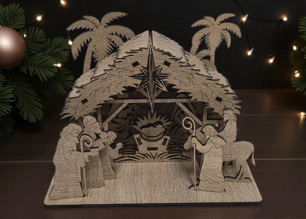 Vyrezávaný drevený betlehem so strieškou