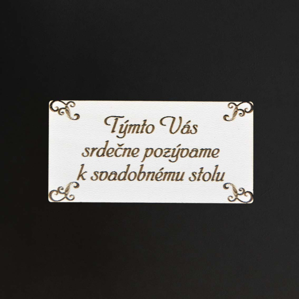 Drevená pozvánka k svadobnému stolu